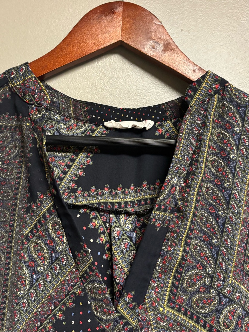 Lush Paisley Print Woman’s  V-Neck Blouse - Black - Picture 4 of 7
